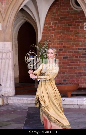 Krakau, Polen - 29. Juli 2021: Aufführung - Harmonia Mundi mit dem Cracovia Danza Ballet im Innenhof des Collegium Maius des Jagiell Stockfoto