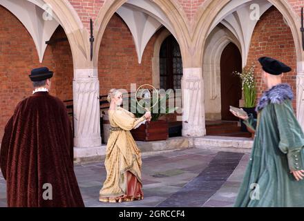Krakau, Polen - 29. Juli 2021: Aufführung - Harmonia Mundi mit dem Cracovia Danza Ballet im Innenhof des Collegium Maius des Jagiell Stockfoto