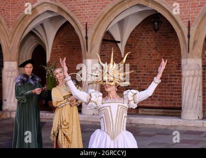 Krakau, Polen - 29. Juli 2021: Aufführung - Harmonia Mundi mit dem Cracovia Danza Ballet im Innenhof des Collegium Maius des Jagiell Stockfoto