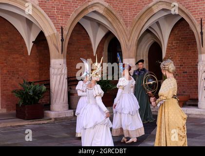 Krakau, Polen - 29. Juli 2021: Aufführung - Harmonia Mundi mit dem Cracovia Danza Ballet im Innenhof des Collegium Maius des Jagiell Stockfoto