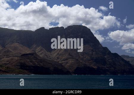 Gran Canaria, steil erodierte Nordwestküste der Gemeinde Agaete, Blick vom Hafen Puerto de Las Nieves in Richtung Faneque, dem zweithöchsten in Europ Stockfoto