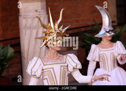 Krakau, Polen - 29. Juli 2021: Aufführung - Harmonia Mundi mit dem Cracovia Danza Ballet im Innenhof des Collegium Maius des Jagiell Stockfoto