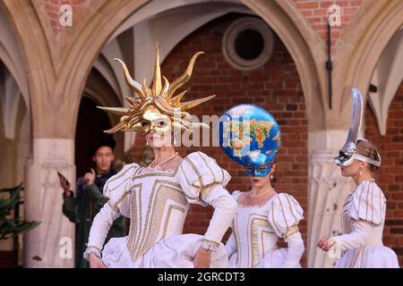 Krakau, Polen - 29. Juli 2021: Aufführung - Harmonia Mundi mit dem Cracovia Danza Ballet im Innenhof des Collegium Maius des Jagiell Stockfoto