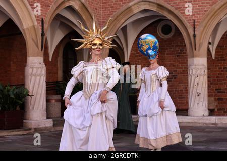 Krakau, Polen - 29. Juli 2021: Aufführung - Harmonia Mundi mit dem Cracovia Danza Ballet im Innenhof des Collegium Maius des Jagiell Stockfoto