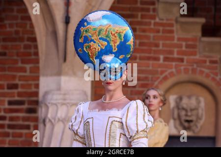 Krakau, Polen - 29. Juli 2021: Aufführung - Harmonia Mundi mit dem Cracovia Danza Ballet im Innenhof des Collegium Maius des Jagiell Stockfoto