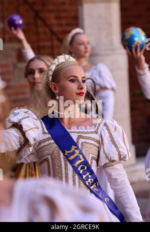Krakau, Polen - 29. Juli 2021: Aufführung - Harmonia Mundi mit dem Cracovia Danza Ballet im Innenhof des Collegium Maius des Jagiell Stockfoto