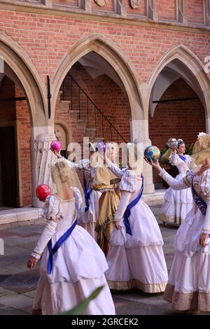 Krakau, Polen - 29. Juli 2021: Aufführung - Harmonia Mundi mit dem Cracovia Danza Ballet im Innenhof des Collegium Maius des Jagiell Stockfoto