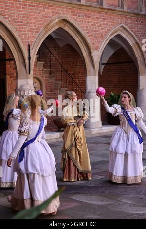 Krakau, Polen - 29. Juli 2021: Aufführung - Harmonia Mundi mit dem Cracovia Danza Ballet im Innenhof des Collegium Maius des Jagiell Stockfoto