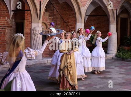 Krakau, Polen - 29. Juli 2021: Aufführung - Harmonia Mundi mit dem Cracovia Danza Ballet im Innenhof des Collegium Maius des Jagiell Stockfoto