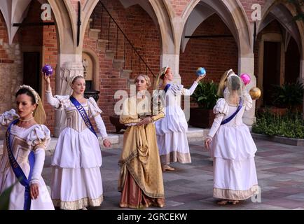 Krakau, Polen - 29. Juli 2021: Aufführung - Harmonia Mundi mit dem Cracovia Danza Ballet im Innenhof des Collegium Maius des Jagiell Stockfoto