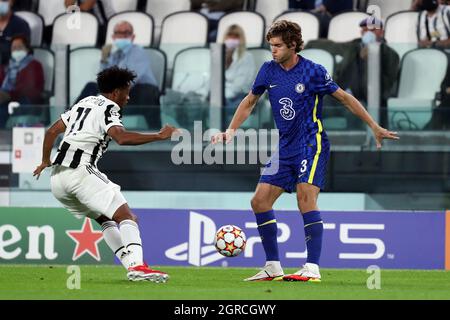 Marcos Alonso vom FC Chelsea kontrolliert den Ball während des UEFA Champions League-Spiels der Gruppe H zwischen Juventus FC und Chelsea FC Stockfoto