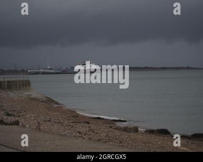 Sheerness, Kent, Großbritannien. Oktober 2021. UK Wetter: Dunkelgraue Regenwolken am ersten Oktobertag in Sheerness, Kent. Kredit: James Bell/Alamy Live Nachrichten Stockfoto