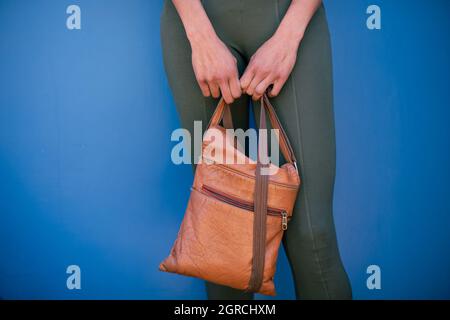 Nahaufnahme einer Frau, die ihre Tasche hält Stockfoto