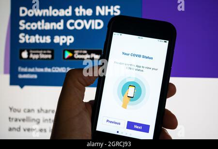 Edinburgh, Schottland, Großbritannien. Oktober 2021. Die schottische Regierung startet die neue Status-App Covid-19 , einen digitalen Impfpass, in den App-Stores von Apple und Google. Viele Benutzer fanden die App unbrauchbar, aber das Identitätsprüfung-System funktionierte nicht, Die App wird ab Freitag für den Zugang zu Nachtclubs in Schottland erforderlich sein, aber die Regierung kündigte eine 2-wöchige Verzögerung der Umsetzung an. PIC; Begrüßungsbildschirm der neuen App. Iain Masterton/Alamy Live News. Stockfoto