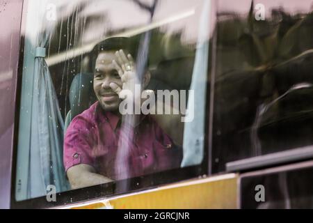 Pasay City, Philippinen. Oktober 2021. Die philippinische Boxikone und Senatorin Manny Pacquiao winkt in einem Bus, um am 1. Oktober 2021 in Pasay City, Philippinen, seine Kandidatur für das Präsidentenamt einzubringen. Manny Pacquiao reichte am Freitag offiziell seine Kandidatur für das Präsidentenamt bei den Wahlen vom 2022. Mai ein. Am Mittwoch gab Pacquiao bekannt, dass er sich aus dem Boxen zurückziehen werde, um die Präsidentschaft zu übernehmen. Quelle: Rouelle Umali/Xinhua/Alamy Live News Stockfoto