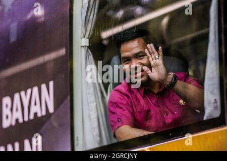 Pasay City, Philippinen. Oktober 2021. Die philippinische Boxikone und Senatorin Manny Pacquiao winkt in einem Bus, um am 1. Oktober 2021 in Pasay City, Philippinen, seine Kandidatur für das Präsidentenamt einzubringen. Manny Pacquiao reichte am Freitag offiziell seine Kandidatur für das Präsidentenamt bei den Wahlen vom 2022. Mai ein. Am Mittwoch gab Pacquiao bekannt, dass er sich aus dem Boxen zurückziehen werde, um die Präsidentschaft zu übernehmen. Quelle: Rouelle Umali/Xinhua/Alamy Live News Stockfoto