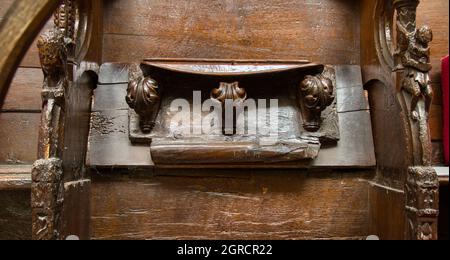 Ältester geschnitzter hölzerner Mönchssitz, Mercy Seat, 1250, Teil der Misericorde im Christchurch Priory, Großbritannien Stockfoto