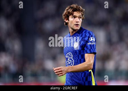 Marcos Alonso vom FC Chelsea schaut während des UEFA Champions League-Spiels der Gruppe H zwischen Juventus FC und Chelsea FC auf. Stockfoto