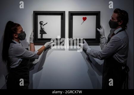 EMBARGO bis 10.30 01. Okt. 2021London, Großbritannien. Oktober 2021. Banksy, Girl and Balloon (Diptychon), 2005, est £2.5-3.5m - in Christies King Street, London. Es ist Teil des Abendverkaufs des 20./21. Jahrhunderts am 15. Oktober. Kredit: Guy Bell/Alamy Live Nachrichten Stockfoto