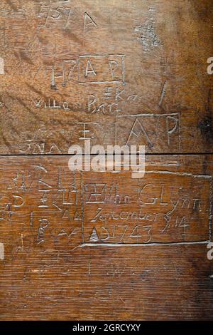 Alte Graffiti auf Einem hölzernen Mönche geschnitzt Seat Christchurch Priory UK Stockfoto