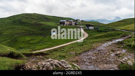 Plattkofelhutte Hütte mit grasbewachsenen Hügeln rund um die Dolomiten in Italien Stockfoto