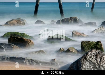 mittelmeer mit Blick auf Ponton und Strand - Pont del Petroli, Badalona, Barcelona, Katalonien, Spanien. Stockfoto