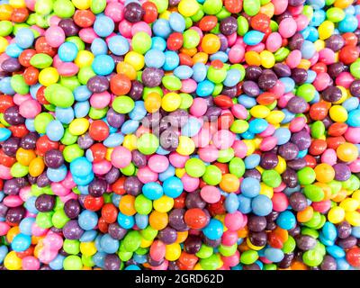 Bunte Süßigkeiten als Hintergrund, Draufsicht Stockfoto