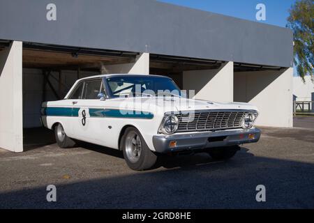 Ford Falcon V8 im Renntrimm ein historischer Muskelwagen, der für Rennsport- und Rennstrecken-Tage verwendet wurde. Stockfoto