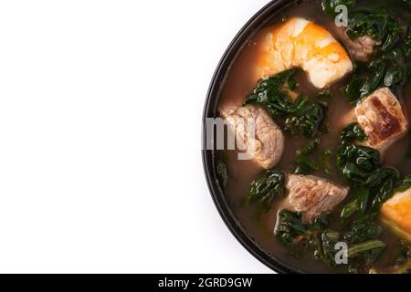 Rindfleisch, Okra-Eintopf und Spinatsuppe in einer Schüssel isoliert auf weißem Hintergrund Stockfoto