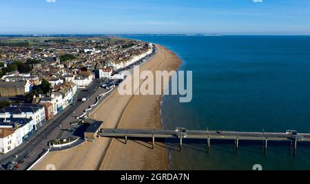 Luftaufnahme von Deal Seafront mit Blick nach Osten in Richtung Thanet Stockfoto