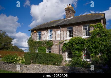 Zwei traditionelle englische Doppelhaushälften im Dorf Climping in West Sussex mit einer Tafel, die zeigt, als sie 1885 erbaut wurden. Stockfoto