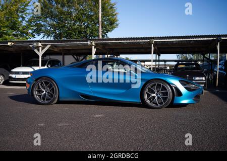 Ein eleganter McLaren 720s in Blau, ein 4 Liter V8 Twin Turbo-Supersportwagen mit wunderschönen Konturen. Stockfoto