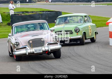 Studebaker Golden Hawk Classic, Oldtimer-Rennwagen, der beim Goodwood Revival 2014 in der St. Mary’s Trophy für die 50er-Jahre-Serienlimoons fuhr Stockfoto