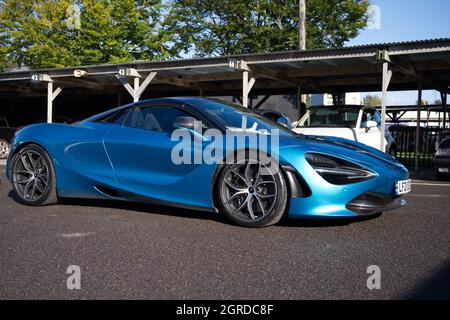McLaren 720s in Blau, ein 4-Liter-V8 Twin-Supersportwagen mit Turbolader und wunderschönen Konturen. Stockfoto