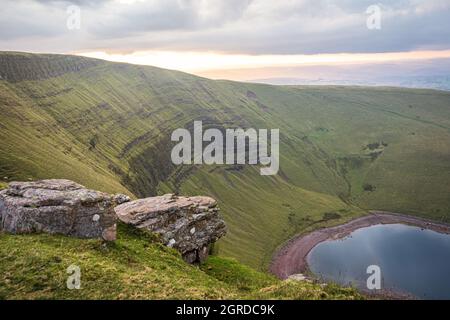 Llyn y Fan Fach See bei Sonnenuntergang. Brecon Beacons National Park. Black Mountain, Carmarthenshire, South Wales, Vereinigtes Königreich. Stockfoto