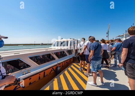 TORCELLO, ITALIEN - 2. JUNI 2021: Fähranlegestelle auf der Insel Torcello, Vaporetto Actv (kommunales Unternehmen für den öffentlichen Verkehr), Lagune von Venedig, Stockfoto