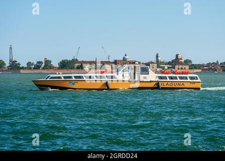 ACTV Alilaguna (kommunales Unternehmen für den öffentlichen Verkehr) Fähre oder Vaporetto in Bewegung in der Lagune von Venedig an einem sonnigen Frühlingstag. Venetien, Italien. Stockfoto