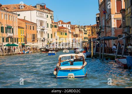 Cannaregio Kanal (Canale di Cannaregio), voll mit kleinen Booten und Touristen an seinen Ufern, venezianische Lagune. Venedig, Italien, Europa. Stockfoto