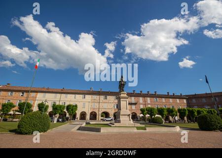 Blick auf den Platz Carlo Emanuele (Charlie Emanuel) I mit seiner Statue in Vicoforte, Provinz Cuneo, Piemont, Italien. Stockfoto