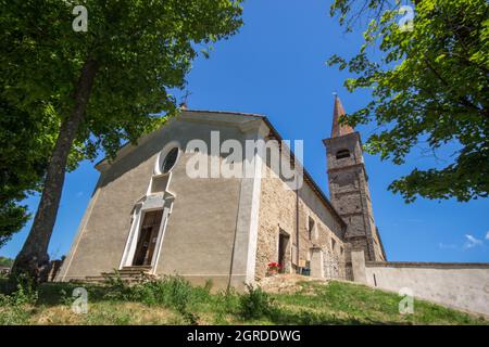 Ansicht der antiken Pfarrei Saint John Baptist (Antica Pieve di San Giovanni Battista) in Sale San Giovanni, Provinz Cuneo, Piemont, Italien. Stockfoto