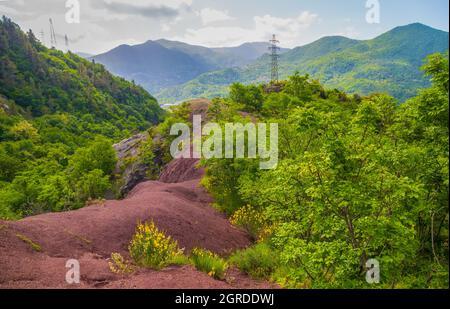 Blick auf die 'Terre Rosse' (Rote Länder) ein kleines Gebiet aus Felsen und rotem Ton, wo die Vegetation sich schwer wächst und eine fast lunare ari bildet Stockfoto