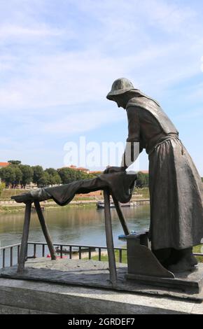 Pavia, PV, Italien - 28. August 2015: Bronzestatue zur Erinnerung an die Wäscherinnen, die die Wäsche wohlhabender Bürger im Tessin gewaschen haben Stockfoto