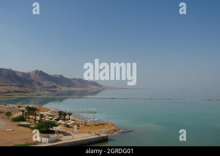 Ausgestatteter Strand am Toten Meer mit Salz sichtbar am Ufer Stockfoto