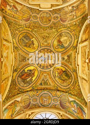 ROM, ITALIEN - 2. SEPTEMBER 2021: Das Mosaik mit dem Lehrer Jesus und vier Evangelisten in der Kapelle St. Helen - Santa Croce in Jerusaleme. Stockfoto