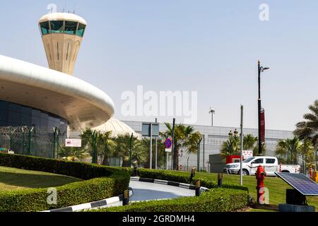 Dubai, VAE - 09.20.2021 Flugsicherungsturm am internationalen Flughafen Sharjah Stockfoto