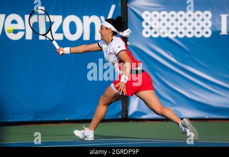 Chicago, USA. September 2021. Ons Jabeur aus Tunesien in Aktion während der dritten Runde beim Chicago Fall Tennis Classic WTA 500 Tennisturnier 2021 gegen Jessica Pegula aus den Vereinigten Staaten am 30. September 2021 in Chicago, USA - Foto: Rob Prange/DPPI/LiveMedia Kredit: Independent Photo Agency/Alamy Live News Stockfoto