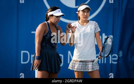 Chicago, USA. September 2021. Makoto Ninomiya aus Japan & Sabrina Santamaria aus den Vereinigten Staaten spielen Doppel beim 2021 Chicago Fall Tennis Classic WTA 500 Tennisturnier am 30. September 2021 in Chicago, USA - Foto: Rob Prange/DPPI/LiveMedia Kredit: Independent Photo Agency/Alamy Live News Stockfoto