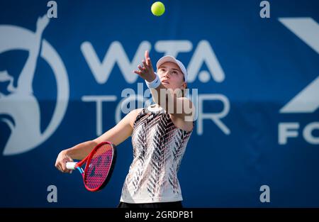 Chicago, USA. September 2021. Elena Rybakina aus Kasachstan in Aktion während der dritten Runde des Chicago Fall Tennis Classic WTA 500 Tennisturniers 2021 gegen Veronika Kudermetova aus Russland am 30. September 2021 in Chicago, USA - Foto: Rob Prange/DPPI/LiveMedia Kredit: Independent Photo Agency/Alamy Live News Stockfoto