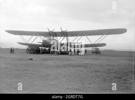 Vintage-Foto um 1935 von einem Imperial Airways Handley Page HP 42-Passagierflugzeug am israelischen Flughafen Haifa, das betankt wurde Stockfoto