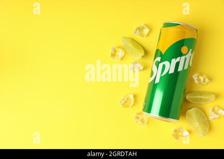 Odessa, Ukraine - 23. September 2021: Sprite Dose auf gelbem Hintergrund Stockfoto